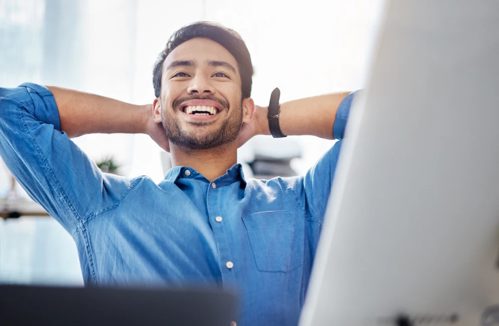 Homme avec le sourire qui est pensif