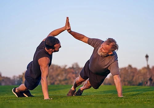 2 hommes qui font du sport en plein air