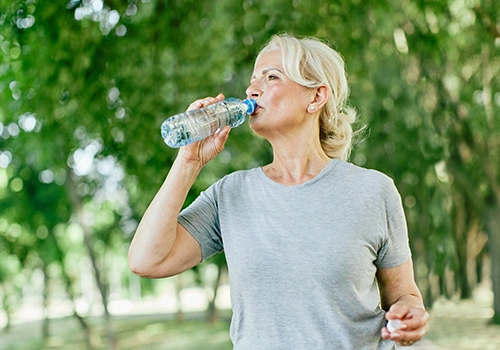 Femme âgée qui bois de l'eau