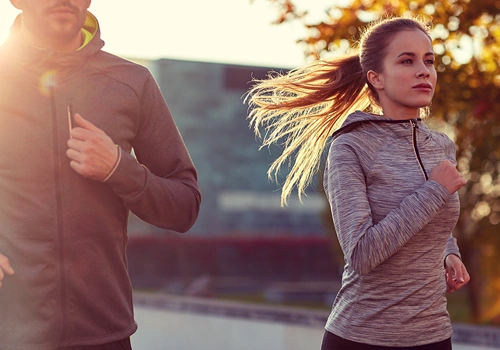 Femme et son campagnon qui font un footing