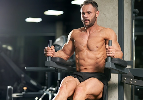 Homme musclé qui fait du sport à la salle de musculation