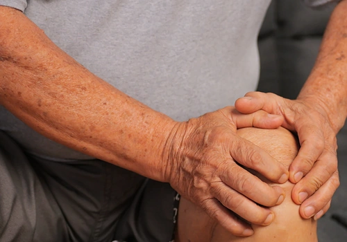 Personne âgé qui a des douleurs au genou à cause de l'arthrose