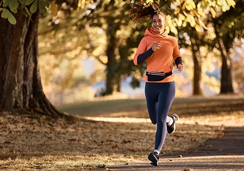 Femme qui fait un footing dans les bois