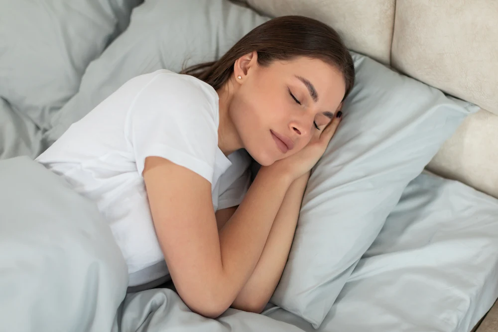 Femme qui dort paisiblement dans un lit